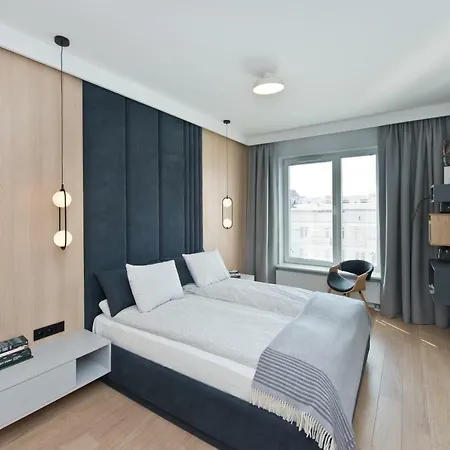 Apartament Chic Designer With Original Art And Old Town View